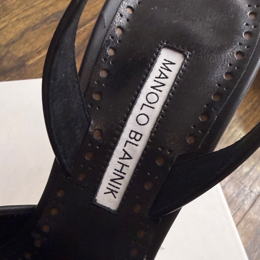Manolo Blahnik
Mayslibi Gala Wool-Blend Slingback Pumps New - Picture 11 of 17